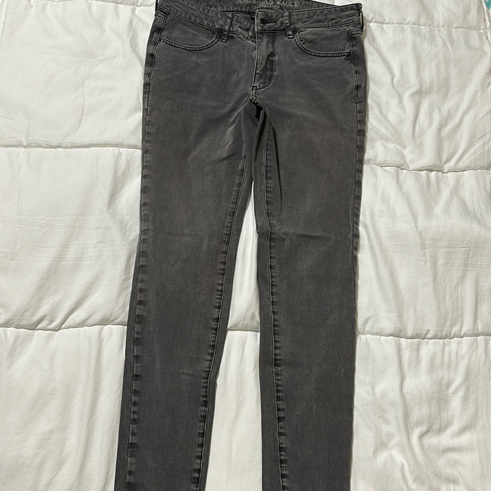 American Eagle Outfitters gray jegging.